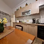 Golden - In The Heart Of Old Town Апартаменти Бухарест