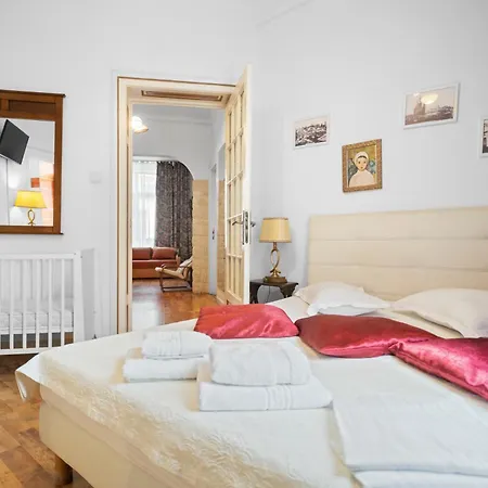 Golden Villa- In The Heart Of Old Town