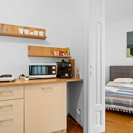 Golden Villa- In The Heart Of Old Town Apartment *