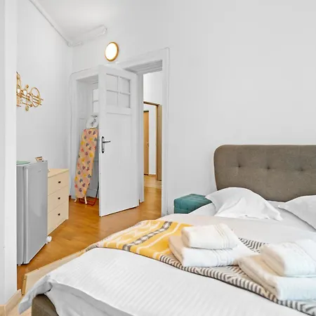 Golden Villa- In The Heart Of Old Town Apartment *