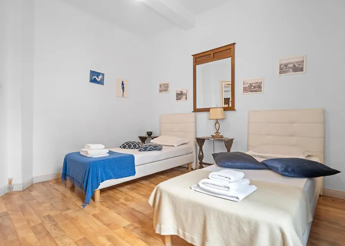 Golden - In The Heart Of Old Town * Bucureşti