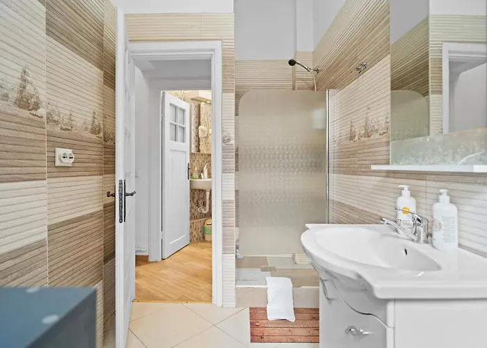 Golden - In The Heart Of Old Town * Bukarest